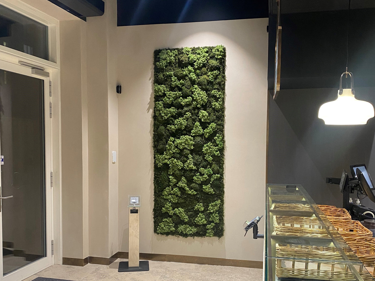 Grøn mosdekoration til væggen hos Lagkagehuset 