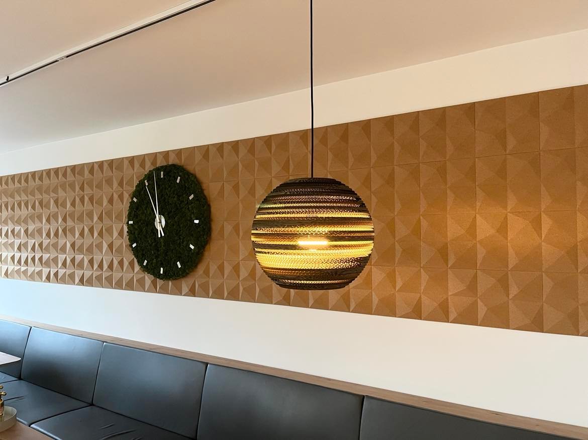Cafe dekoreret med akustikpaneler i orange